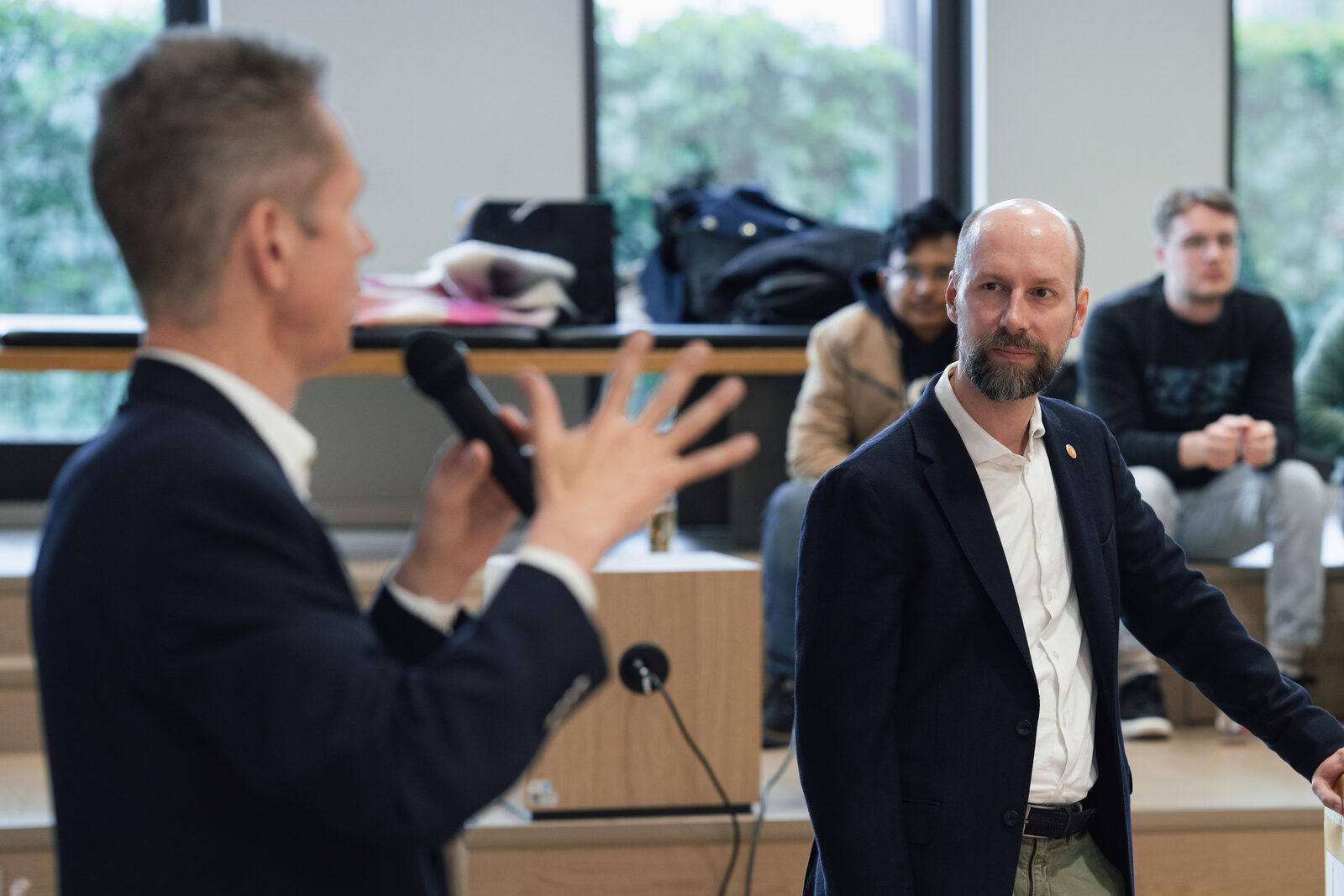 Christian Schulze in conversation with Jesko Perrey on stage at Frankfurt School