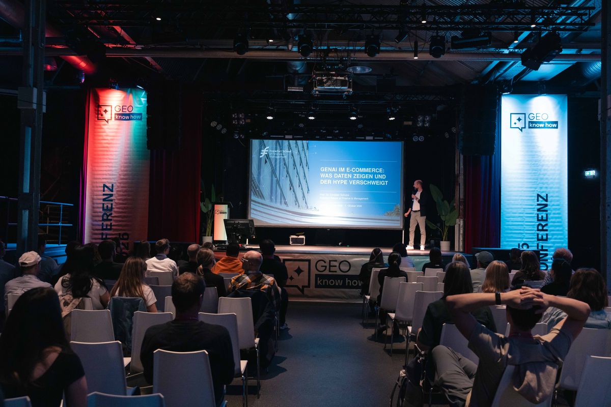 Christian Schulze on stage at the GEO Know-How conference, with the audience in front