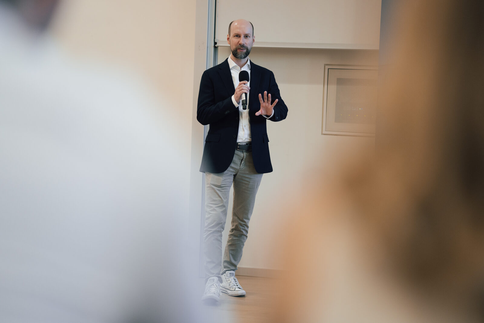 Christian Schulze teaching in a lecture hall at Frankfurt School